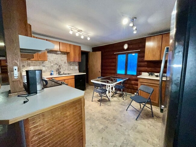 Building Photo - 4-bedroom home in North Pole / On city water
