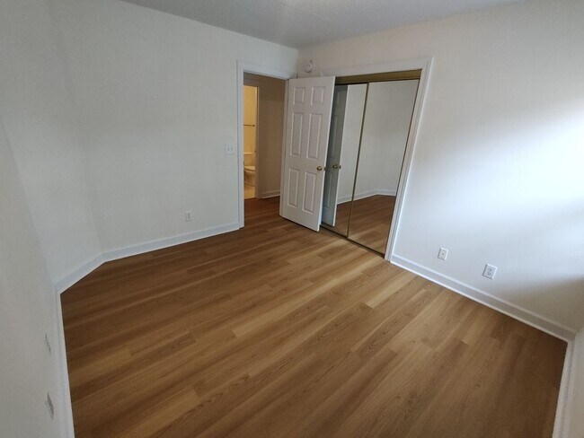 Building Photo - NEWLY RENOVATED 4 Bed/2 Bath with Communit...
