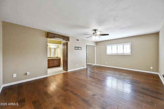 Building Photo - 324 W Willow Ave
