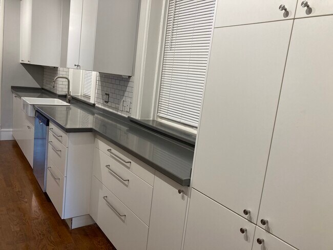 Building Photo - 1102 N Wolcott Ave