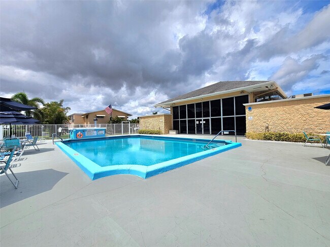 Building Photo - 2141 NE 1st Ct