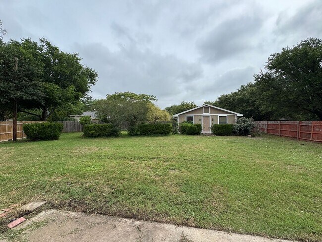 Building Photo - Updated Midway ISD 5 Bedroom
