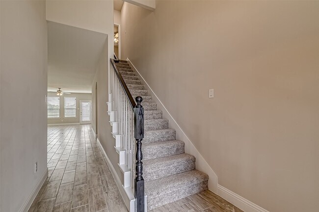 Building Photo - 327 Sweetspire Dr