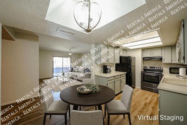 Building Photo - 2146 W Isabella Ave