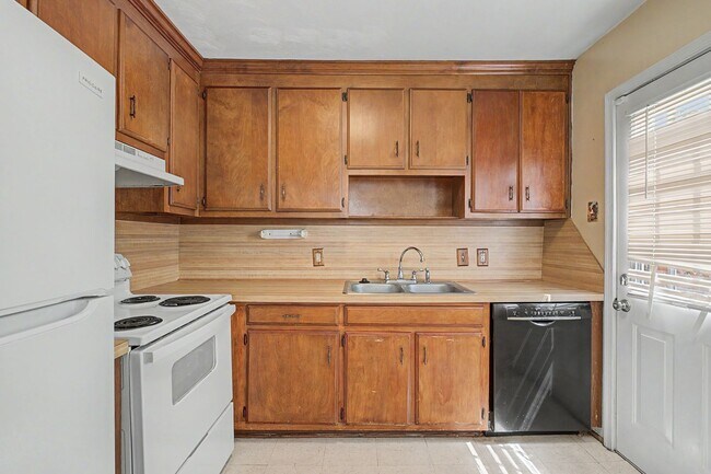Building Photo - Call Sabrina Thomas at 757-767-0767 for more information