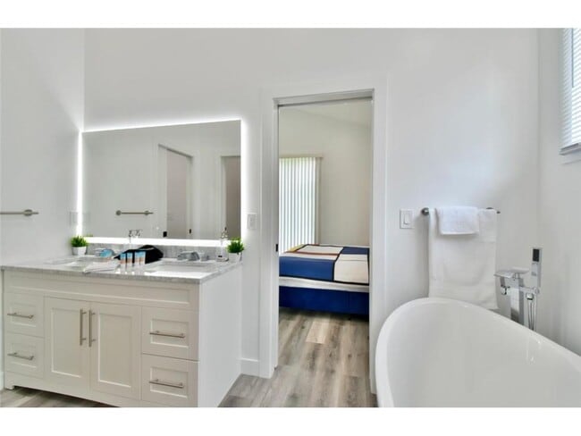 Building Photo - 1021 Gardner St E