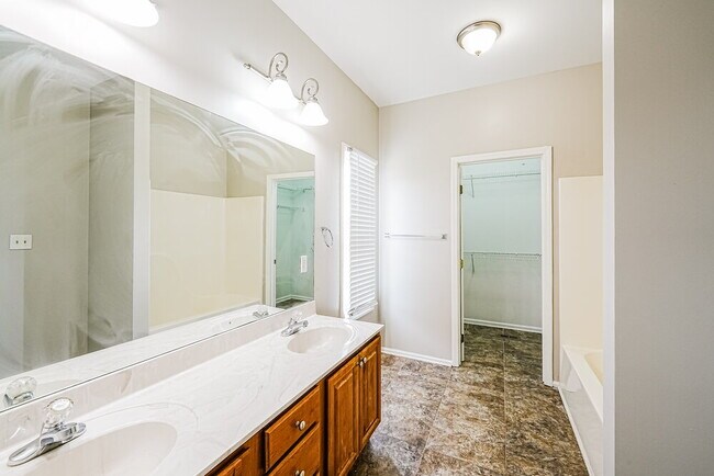 Building Photo - 310 Hidden Ridge Dr