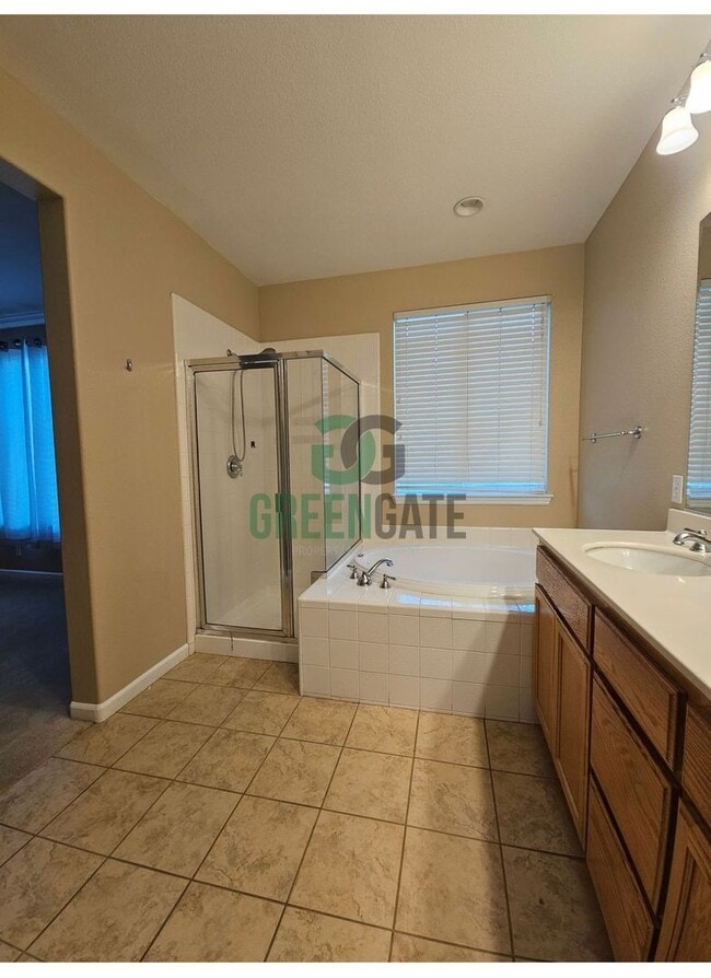 Building Photo - Spacious 4 Bedroom 3 Bath in Patterson! AV...