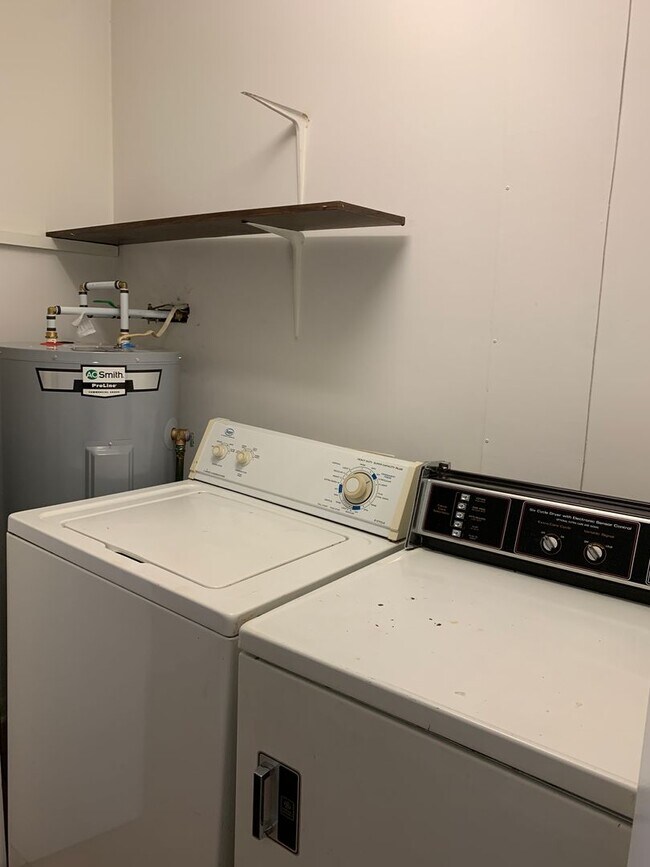 Building Photo - 2 Bedroom 2 Bath Townhome with fenced backyard!