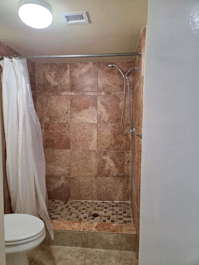 Building Photo - Upgraded 2BR/2BA – Gated Community, Great Amenities!