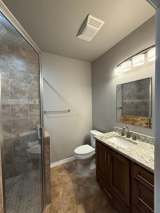 Building Photo - 3 bed 2 bath with Garage and fenced in back yard