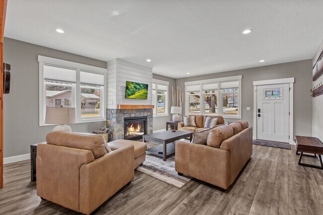 Building Photo - Fully Furnished Home