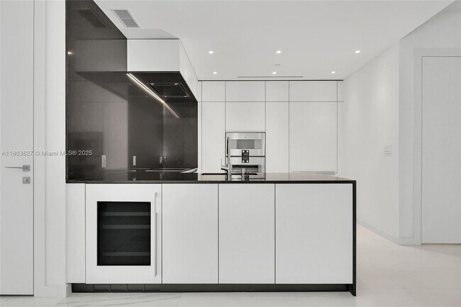Building Photo - 300 Biscayne Blvd Way