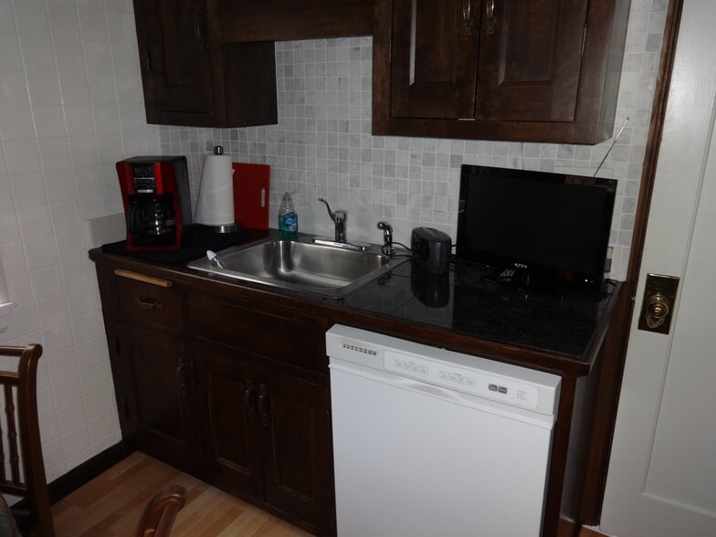 Sink and dishwasher - 2206 E Stratford Ct