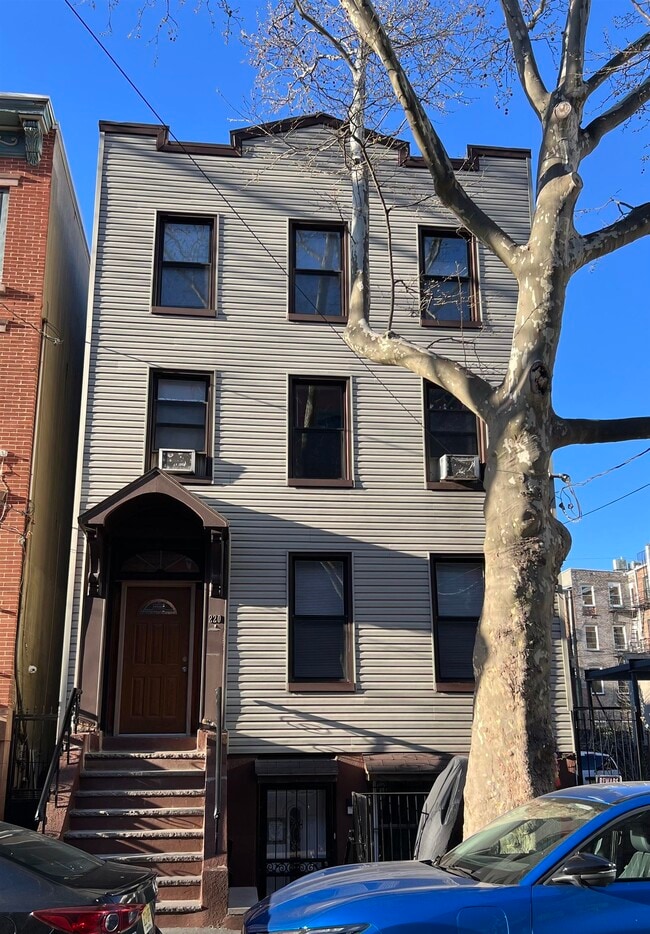 Building Photo - 220 Bay St