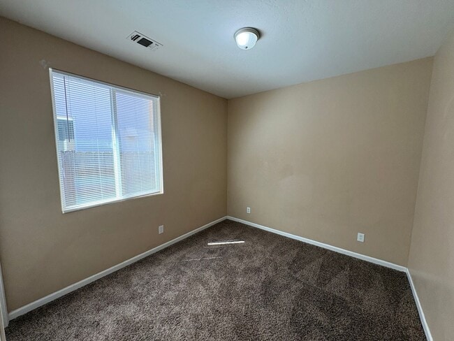 Building Photo - 3042 W Delta Ave