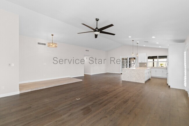 Building Photo - 1703 N La Rosa Dr