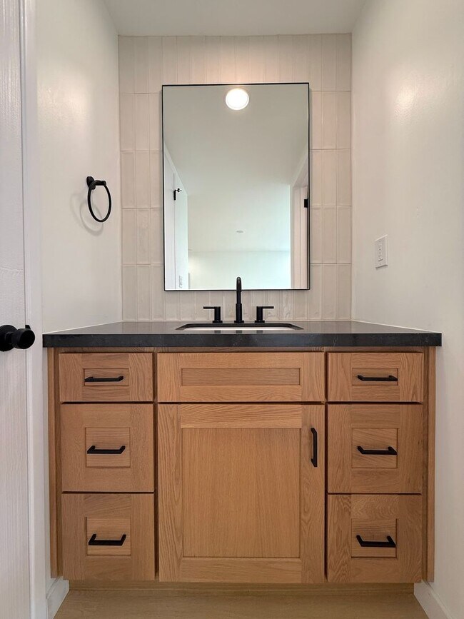 Building Photo - Newly-Updated 1 Bedroom Apartment with Laundry In-Unit in West Hollywood