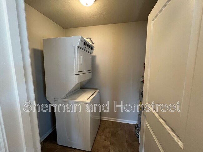 Building Photo - 647 Dobhill Ln