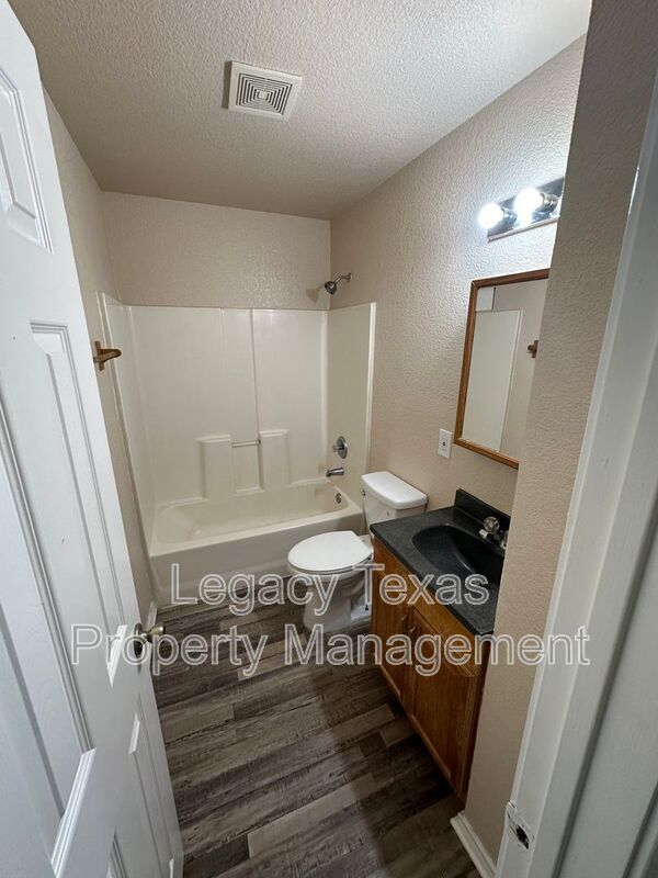 Building Photo - 404 S Anglin St