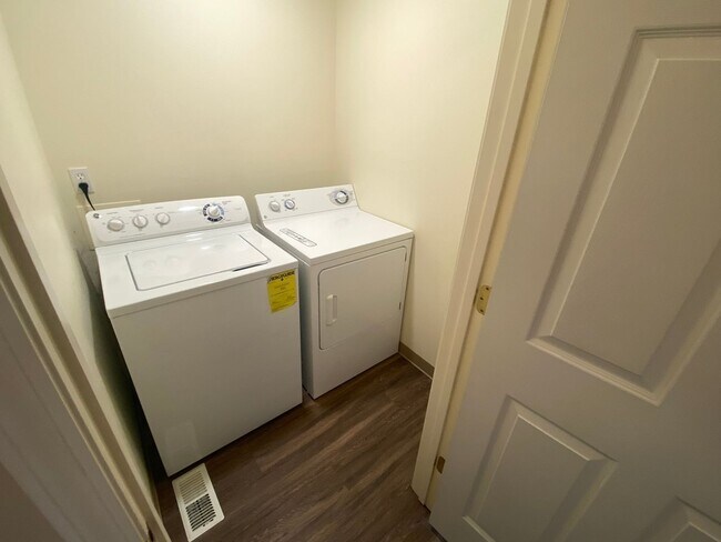 Building Photo - 3 Bedroom 2 Bathroom Home for Rent!