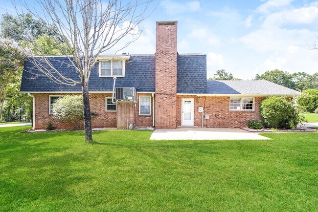 Building Photo - 107 Meadowbrook Dr