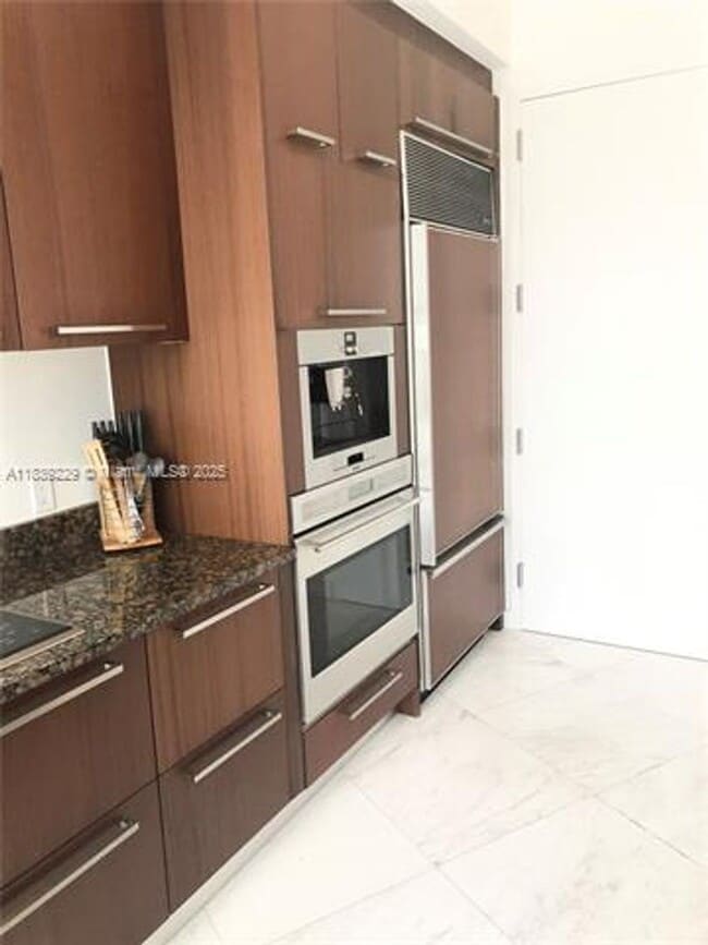 Building Photo - 15811 Collins Ave