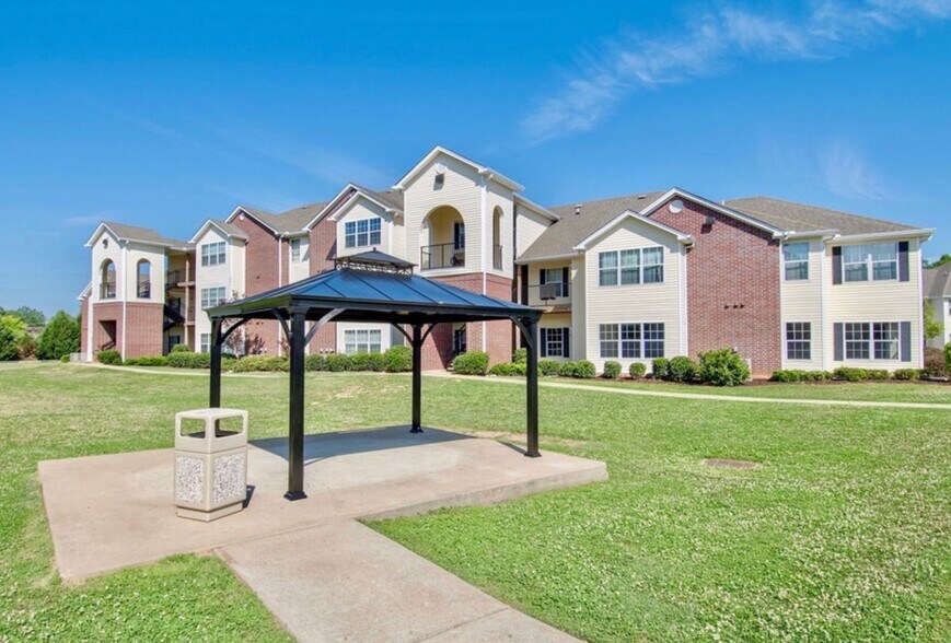 Building Photo - 3390 N Lumpkin Rd