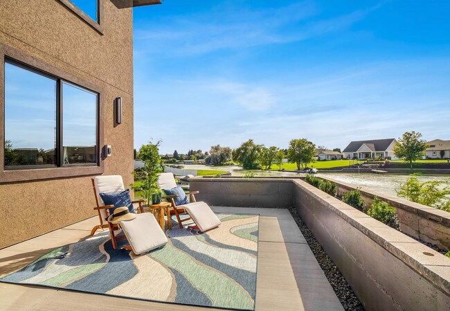Building Photo - Stunning Large Custom Built Home On the Lake!