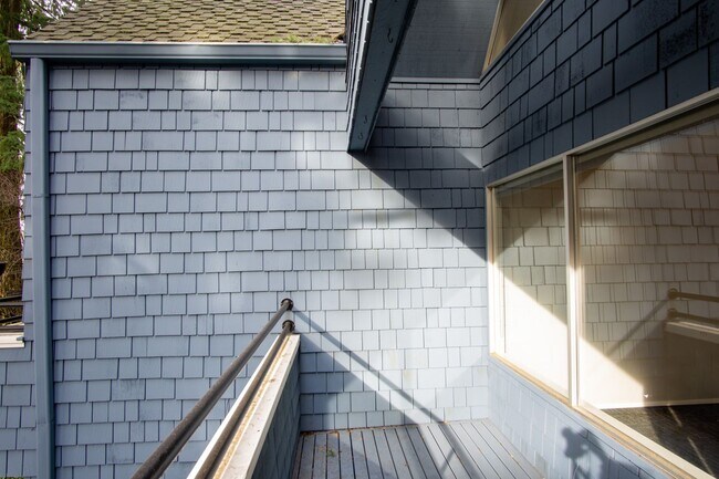 Building Photo - Fantastic Lake Oswego 2Bdr w/Fireplace, Dishwasher & W/D + Balcony