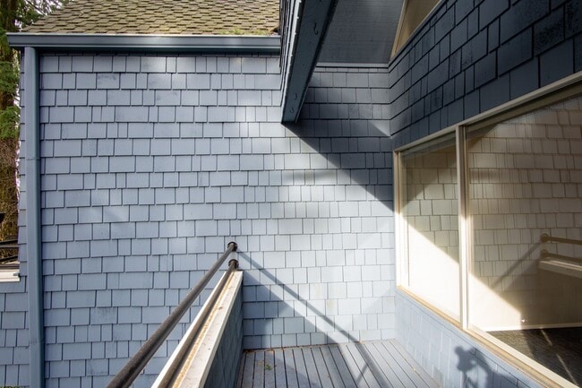 Building Photo - FREE RENT: Fantastic Lake Oswego 2Bdr w/Fireplace, Dishwasher & W/D + Balcony