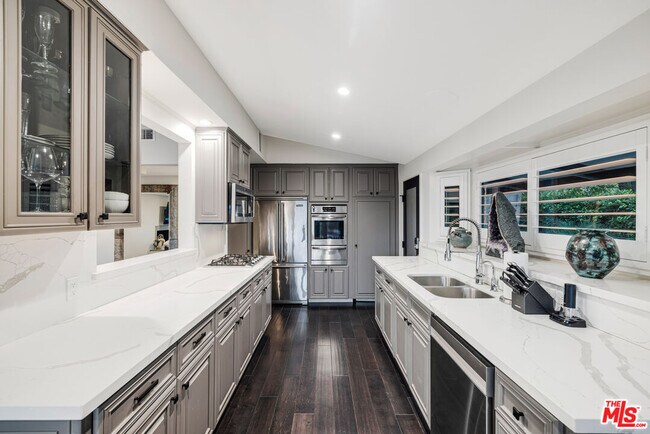Building Photo - 16725 Oak View Dr