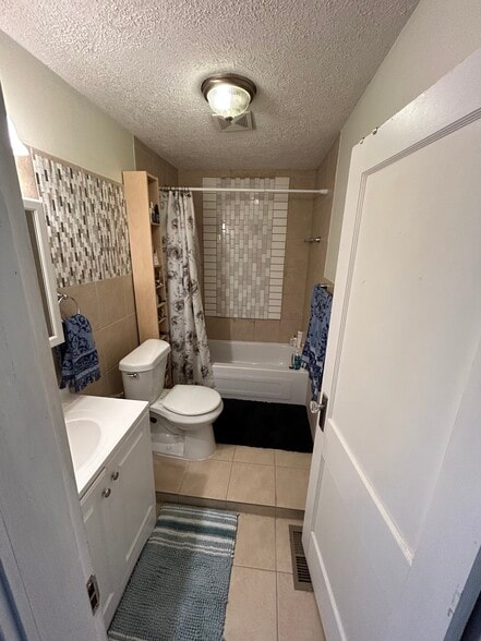 Upstairs bathroom - 2441 Medary Ave