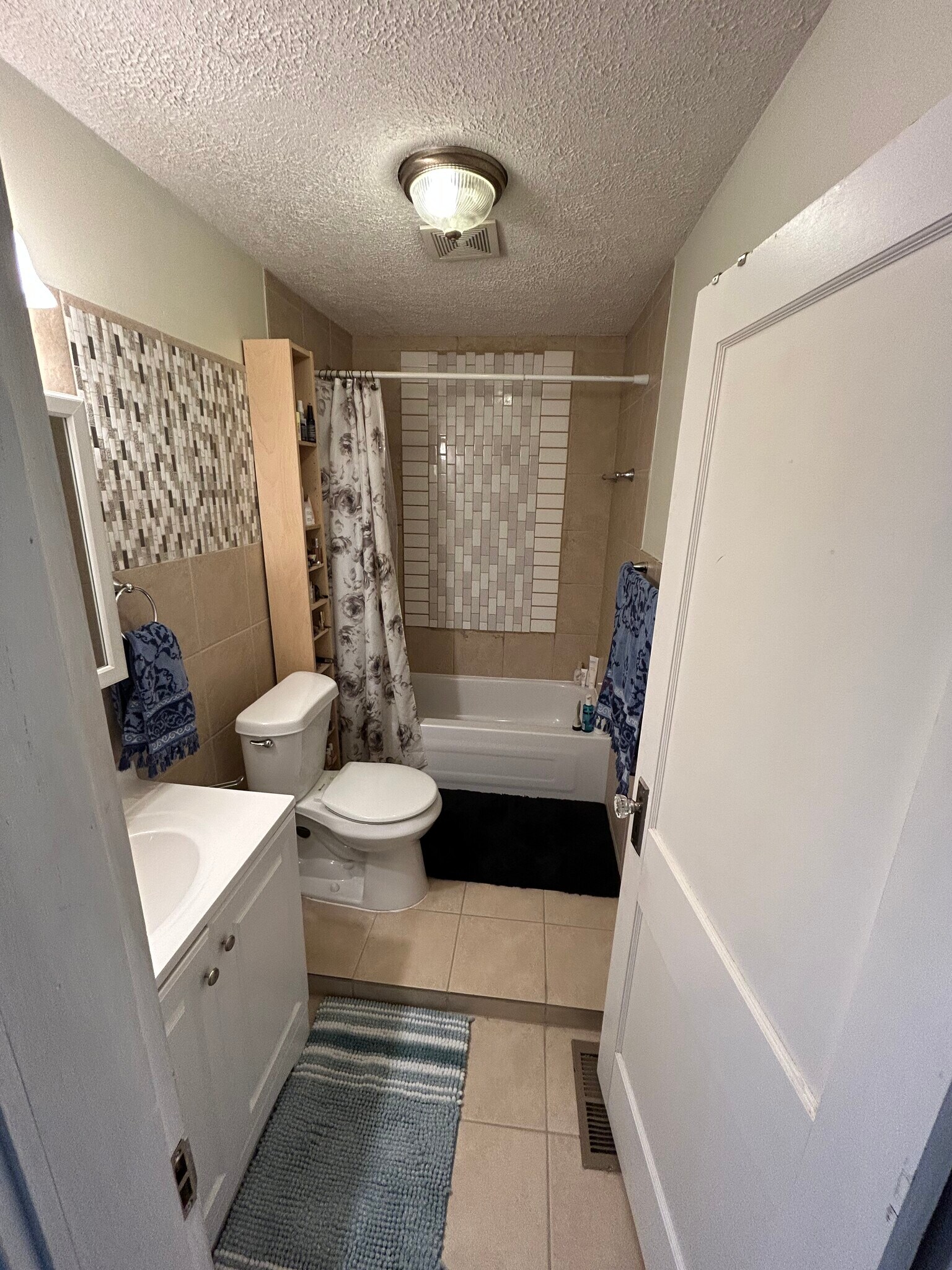 Upstairs bathroom - 2441 Medary Ave