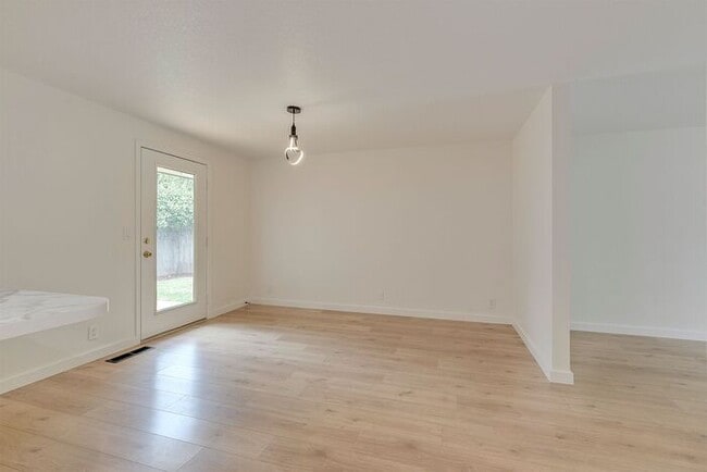 Building Photo - Updated Single Level Home with Large Fence...
