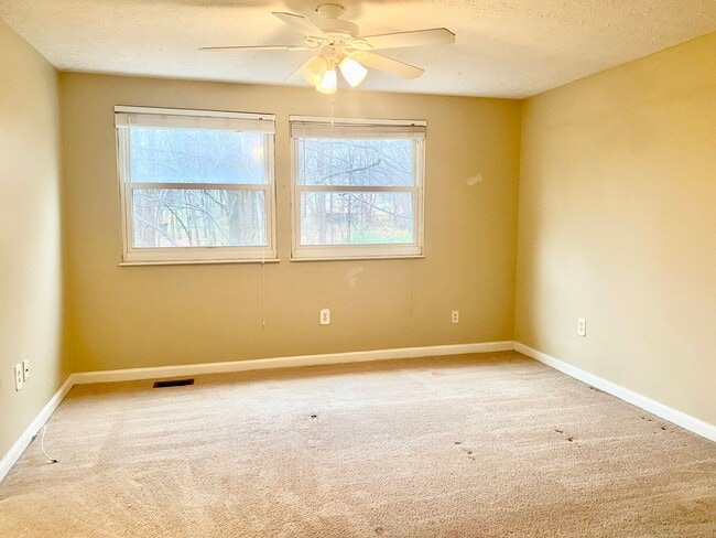 Building Photo - 3 Bedrooms Plus 2 Bonus Rooms!!! 2.5 Baths...