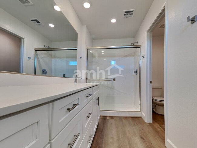 Building Photo - 123 Charmante Tulip Ln