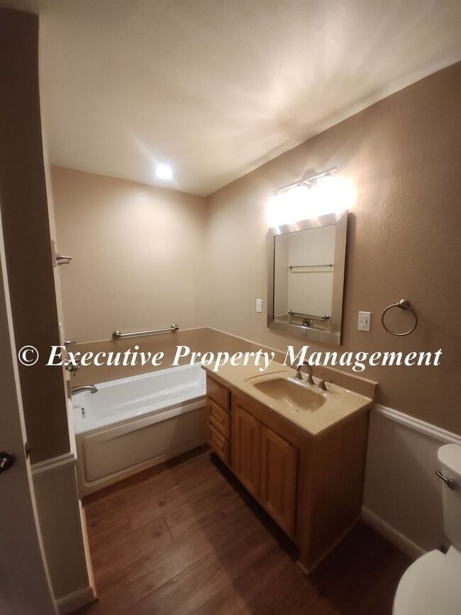 Building Photo - 1009 Robertson Ave