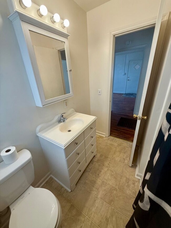 Building Photo - Two bedroom, 1 bath house in Burlington