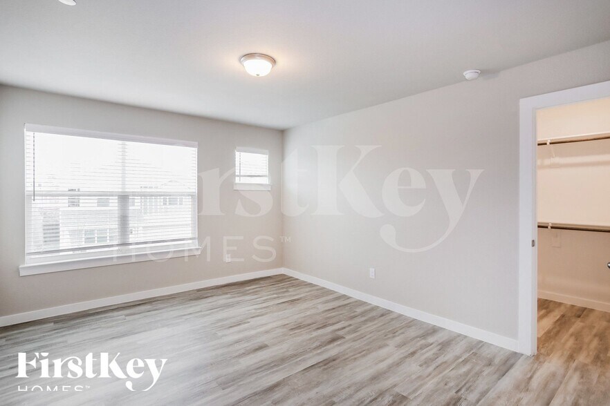 Building Photo - 323 Niki Dr