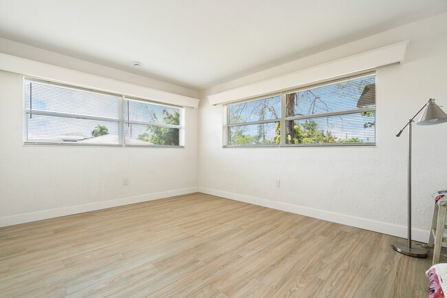 Building Photo - 3536 Belle Vista Dr E