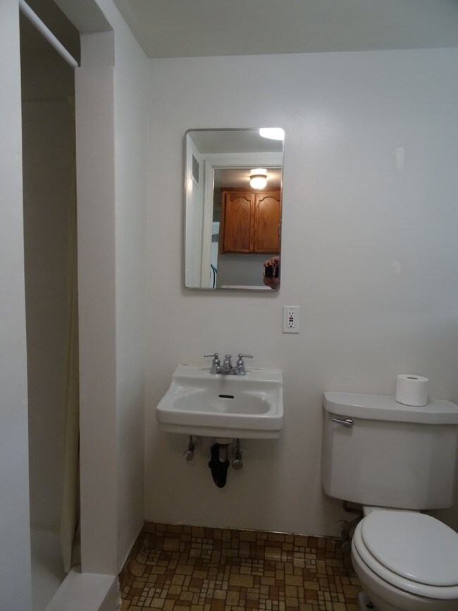 Building Photo - 2950 Land Park Dr