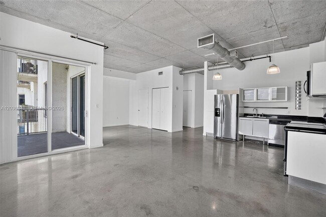 Building Photo - 10 SW South River Dr