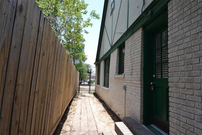 Building Photo - 2135 Bissonnet St