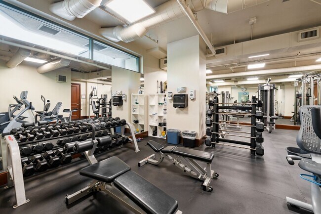 Building Photo - Gorgeous Park Laurel condominium