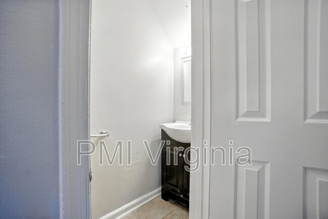Building Photo - 1077 Commonwealth Pl