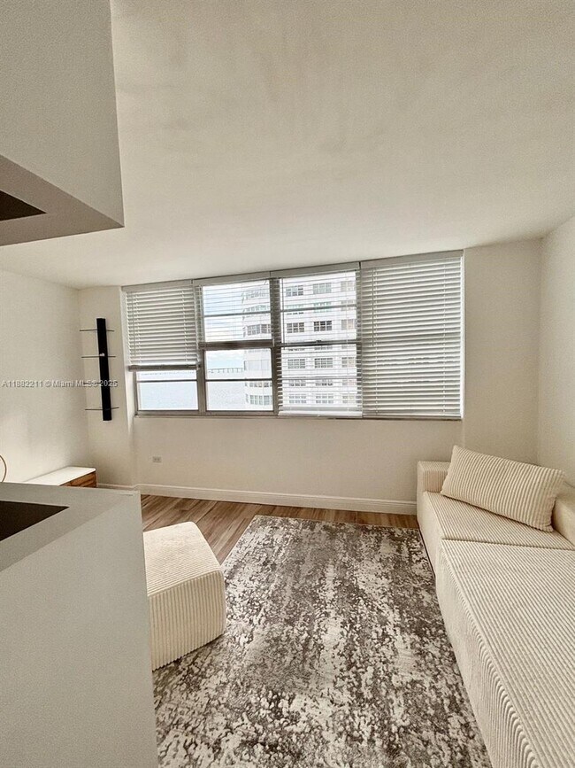 Building Photo - 801 Brickell Bay Dr