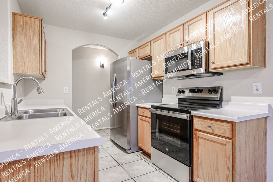 Building Photo - 42610 W Michaels Dr