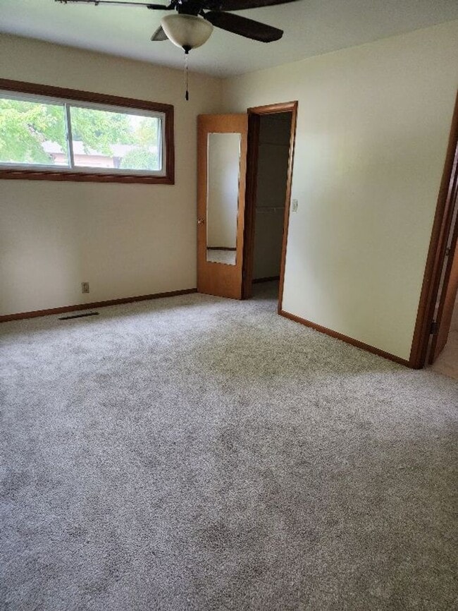Building Photo - Nice home with fenced yard