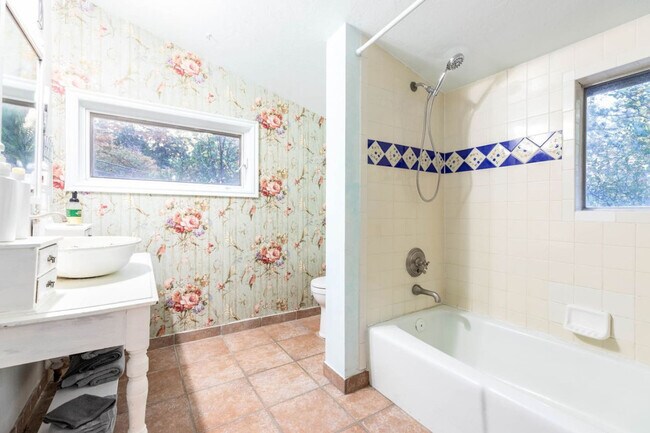 Building Photo - 6805 S Maxfield Dr